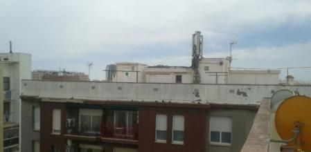 Una de las antenas instaladas en el barrio del Gorg de Badalona