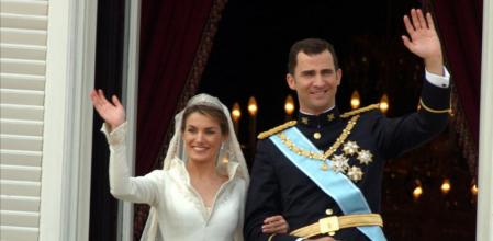 El Príncipe Felipe y doña Letizia en el balcón del palacio Real tras su enlace en la Catedral de la Almudena el 22 de mayo de 2004