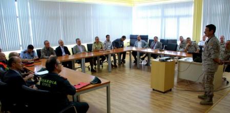 El director de la Academia militar de Talarn, José Andrés Luján, explica la semana de actividades militares a representantes de diferentes entidades y organismos del Pallars