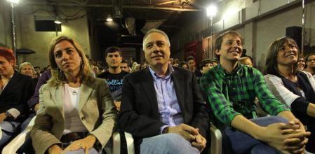 Carme Chacón, Pere Navarro y Javi López, en el mitin final del PSC