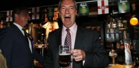 El líder del UKIP, Nigel Farage, celebra el buen resultado de su partido en las elecciones municipales de Inglaterra en un pub de South Benfleet
