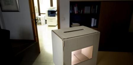 La urna elegida es de cartón, con dos ventanas plastificadas para poder ver las papeletas en el interior