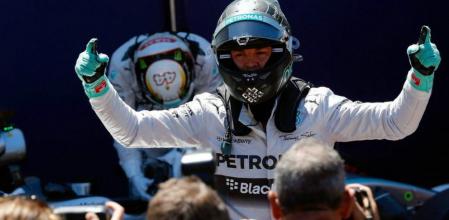 Nico Rosberg celebra efusivamente la 'pole' conseguida en el GP de Mónaco