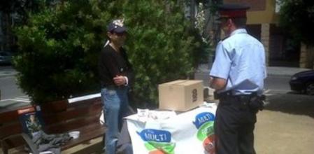 Los Mossos han hecho acto de presencia a la mesa situada en el barrio Fortuny de la capital del Baix Camp.