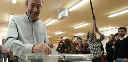 El secretario general del PSOE, Alfredo Pérez Rubalcaba, ha ejercido su derecho al voto en el Colegio Público San Pío X de Majadahonda