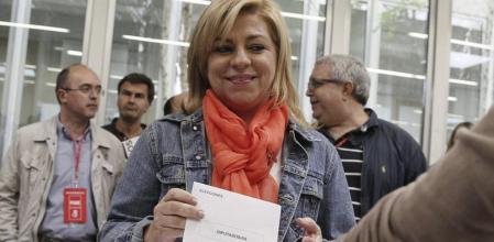 Elena Valenciano, ejerciendo su derecho a voto.