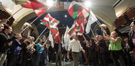 El candidato de Bildu a las elecciones europeas, Josu Juaristi (c), y el resto de líderes de la formación abertzale, tras conocer en Bilbao los resultados de los comicios celebrados