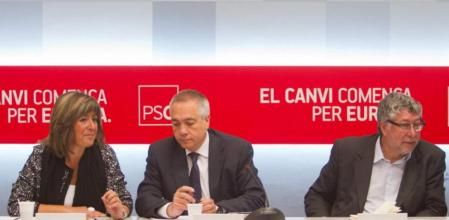 El primer secretario del PSC, Pere Navarro, junto a los dirigentes Núria Marín y Antoni Balmón, durante la reunión de la ejecutiva del partido en la que analizaron el resultado de las elecciones europeas