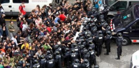 Tensión en Can Vies entre manifestantes y Mossos