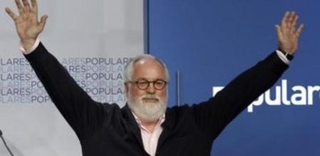 Miguel Arias Cañete, cabeza de lista del PP en las elecciones europeas, saluda a sus simpatizantes tras conocer los resultados.