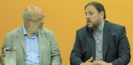 El cabeza de lista de ERC en las elecciones europeas, Josep Maria Terricabras (i), habla con el presidente del partido, Oriol Junqueras, durante la reunión de la Permanente Nacional, en la que analizaron el resultado de las elecciones europeas.