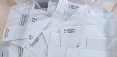 Una urna llena de votos justo antes del recuento en las elecciones