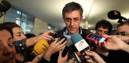 Eduardo Madina en la entrada del grupo socialista en el congreso
