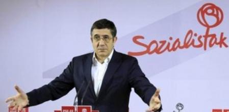 El secretario general del PSE, Patxi López, durante la rueda de prensa que ha ofrecido hoy en la que ha anunciado la convocatoria de un congreso extraordinario de los socialistas vascos en septiembre para elegir una nueva dirección, en el que no se presentará a la reelección porque 
