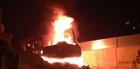 Quemada la excavadora de Can Vies