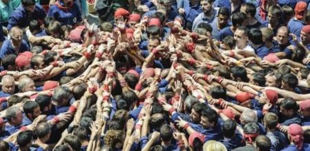La pinya dels castells simbolitza el valor de la cooperació