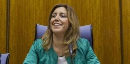 La presidenta de la Junta y secretaria general del PSOE-A, Susana Díaz (c), bajo un retrato del Rey Juan Carlos en el Parlamento regional en Sevilla, donde ha presidido una reunión con el grupo socialista.