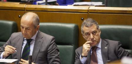 El lehendakari, Iñigo Urkullu, y el consejero de Administración Pública y Justicia de su Gobierno, Josu Erkoreka, durante el pleno del Parlamento Vasco