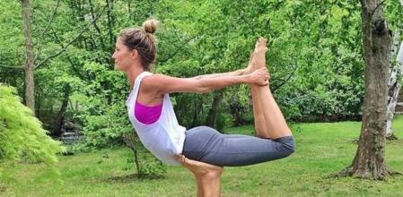 Gisele Bündchen practicando acroyoga