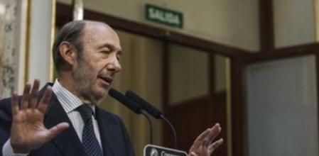 El secretario general del PSOE en comparecencia en el Congreso ante los medios.