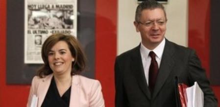 La vicepresidenta del Gobierno, Soraya Sáenz de Santamaría, y el ministro de Justicia, Alberto Ruiz Gallardón, a su llegada a la rueda de prensa para informar sobre los asuntos tratados en el Consejo de Ministros.