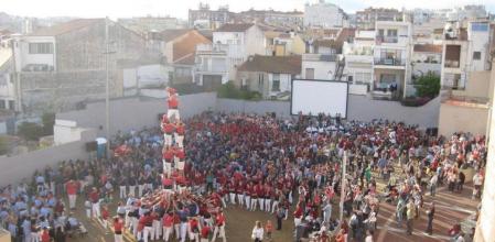 Pati del Cafè Nou es va omplir dissabte de castellers