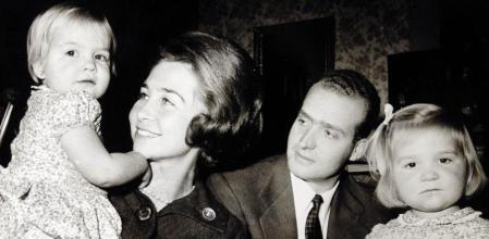 Los Reyes de España Juan Carlos I y Sofia de Grecia con sus hijas las infantas Cristina y Elena de Borbón