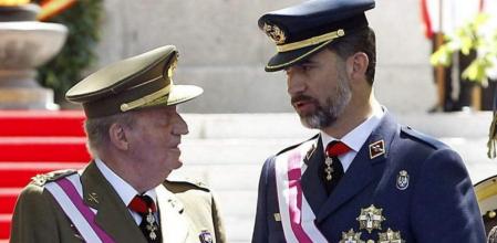 Fotografía de archivo tomada el 01 de junio de 2013, del Rey Don Juan Carlos conversando con el Príncipe de Asturias en el acto de celebración del Día de las Fuerzas Armadas