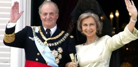 El rey Juan Carlos junto a la reina doña Sofía en una foto tomada el día de la boda de don Felipe y doña Letizia, el 22 de mayo de 2004