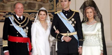 Los Reyes de España junto a el Príncipe Felipe y doña Letizia el día de su boda