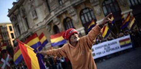 Un ciudadano durante la concentración por la República en Bilbao