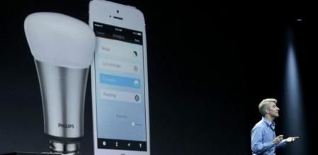 El vicepresidente de ingeniería de software de Apple, Craig Federighi, presenta la nueva app HomeKit en la Worldwide Developers Conference (WWDC) celebrada en el Moscone West Center de San Francisco