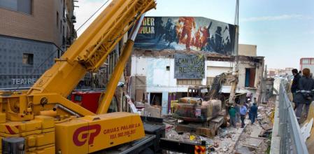 Una grúa retira la excavadora quemada de Can Vies, este martes por la mañana