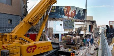 Una grúa retira la excavadora quemada de Can Vies