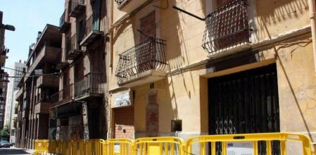 Imagen de los edificios de la calle Canonge González de Lleida declarados en ruina