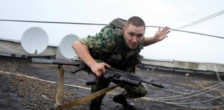 Un militante prorruso recibe disparos en Lugansk, este de Ucrania.