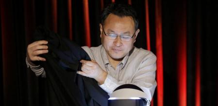 Shuhei Yoshida, presidente de Sony's Worldwide Studios, en la presentación del dispositivo de realidad virtual Project Morpheus en 2014