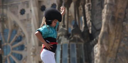 L'enxaneta fa l'aleta en el pilar que han carregat a la Sagrada Família de Barcelona