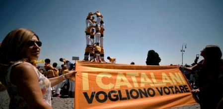 El 'castell' alzado en Italia, tras una pancarta reivindicativa.