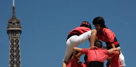 La Colla Vella dels Xiquets de Valls a punt d'acabar un dels castells descarregats davant la Torre Eiffel