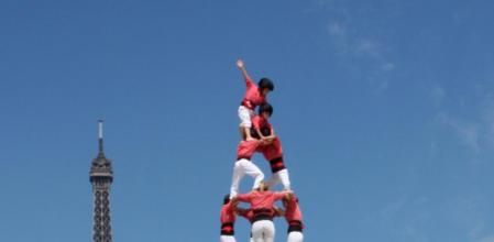 La Colla Vella dels Xiquets de Valls actua davant de la torre Eiffel