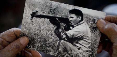 Chester Nez sostenta una foto suya tomada en los años '50