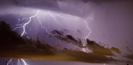 Rayos iluminan el cielo en Sehnde (Alemania) en una fuerte tormenta eléctrica