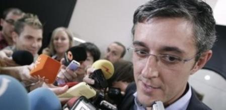 El diputado socialista, Eduardo Madina, atiende a los medios antes de la reunión que ha celebrado en el Congreso el grupo parlamentario socialista para debatir la postura del PSOE sobre la ley de abdicación del Rey.