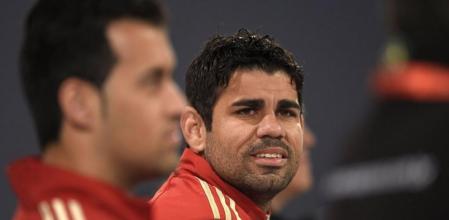 Diego Costa y Sergio Busquets en una rueda de prensa en Curitiba