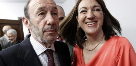 El secretario general del PSOE, Alfredo Pérez Rubalcaba, junto a la portavoz del PSOE en el Congreso, Soraya Rodríguez