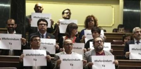 Los once diputados del grupo parlamentario de la Izquierda Plural que asisten hoy al pleno del Congreso que debate el proyecto de ley que hará efectiva la abdicación de Juan Carlos I, exhiben carteles con el lema 