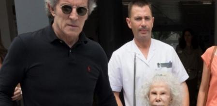 La Duquesa de Alba abandonando el hospital tras someterse a una revisión rutinaria