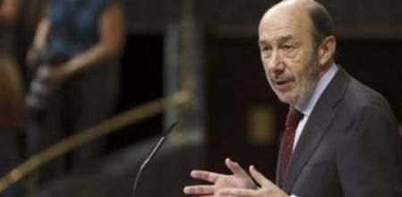 El líder del PSOE, Alfredo Pérez Rubalcaba, durante su intervención en el pleno del Congreso que aprobará la ley orgánica por la que se hace efectiva la abdicación del Rey.