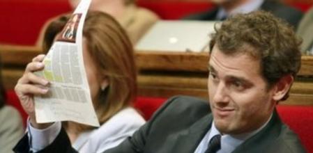 El líder de Ciutadans, Albert Rivera, muestra una fotocopia a Artur Mas durante la sesión de control del Parlament.